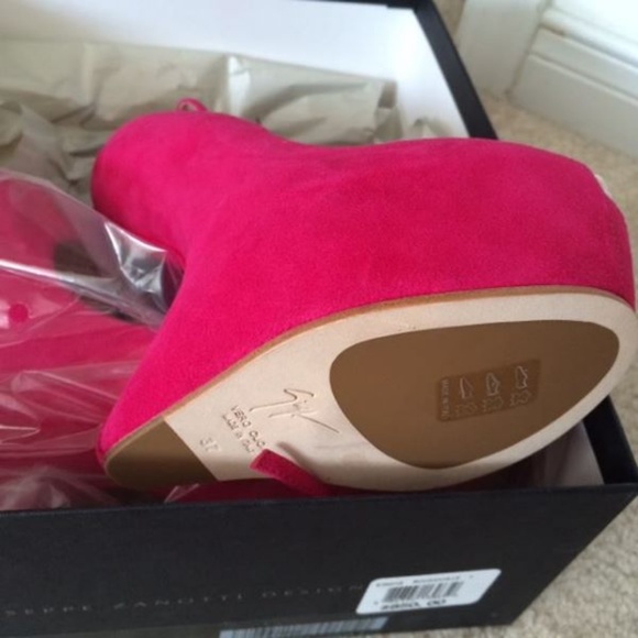 Giuseppe Zanotti No-Heel Ankle-Strap Pump, Fuchsia - Picture 2 of 4